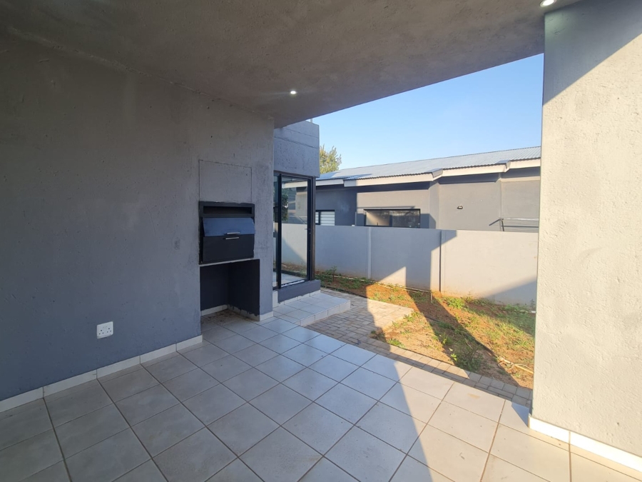 To Let 4 Bedroom Property for Rent in Melodie North West